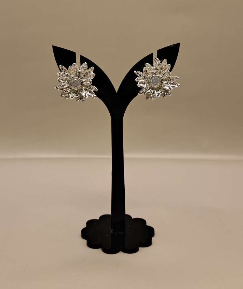 گوشواره  گل دفرمه تک نگین
